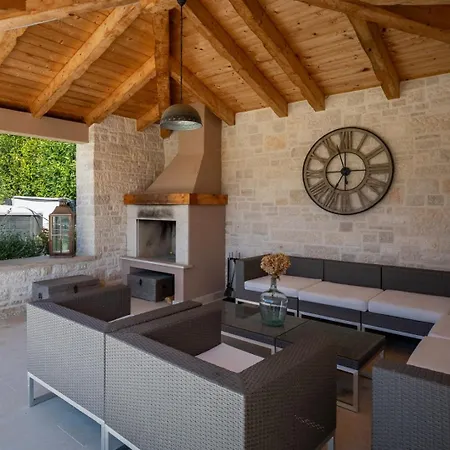 Luxury Monte With Pool In ヴィラ