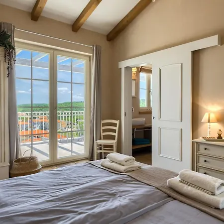 Luxury Monte With Pool In Villa Vižinada