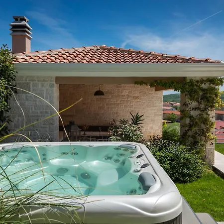 Luxury Monte With Pool In ヴィラ *