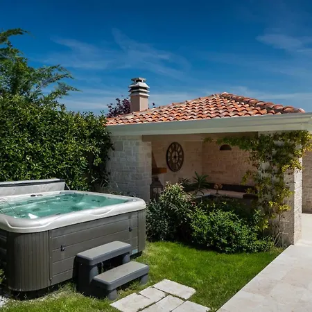 Luxury Monte With Pool In Villa