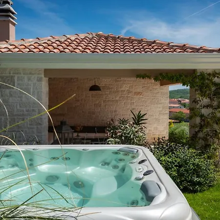 Luxury Monte With Pool In וילה