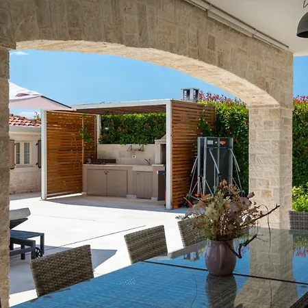 Βίλα Luxury Monte With Pool In Vižinada