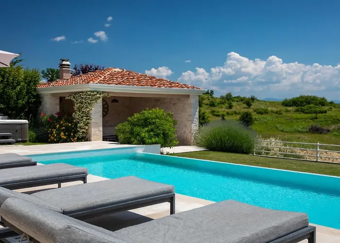 Luxury Monte With Pool In