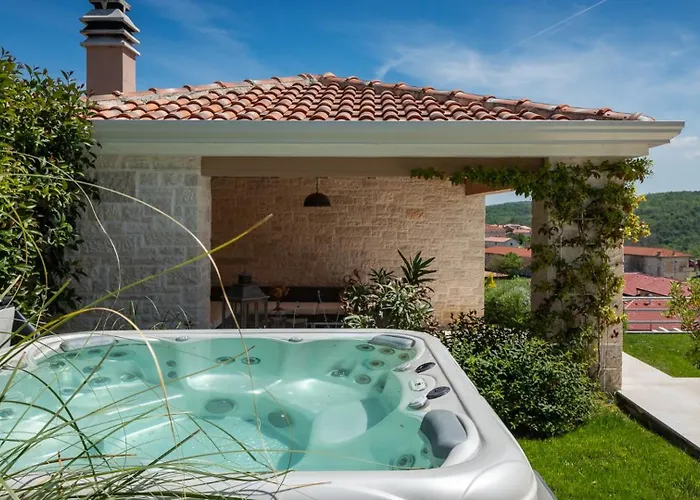 Luxury Monte With Pool In Villa