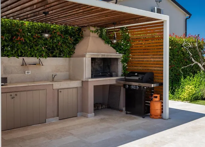 Luxury Monte With Pool In Villa