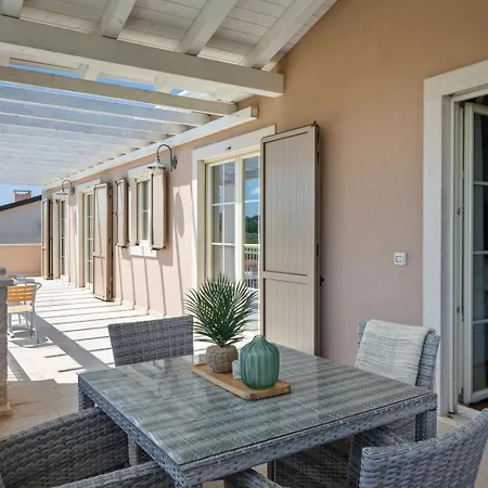 Luxury Monte With Pool In Villa