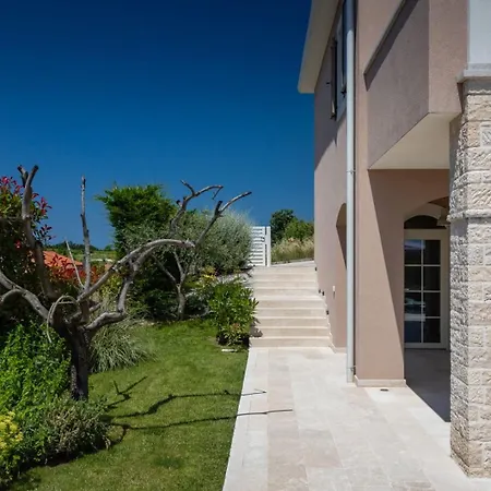 Luxury Monte With Pool In فيلة Vižinada