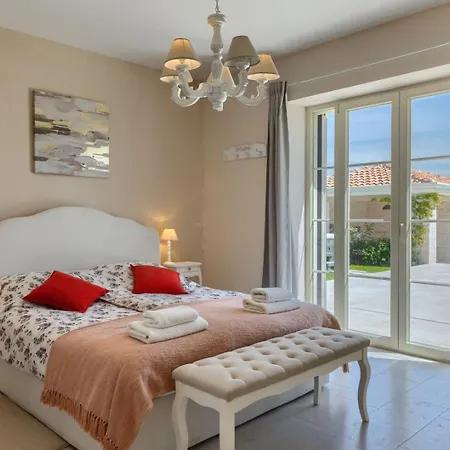 Villa Luxury Monte With Pool In
