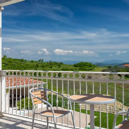 Luxury Monte With Pool In *