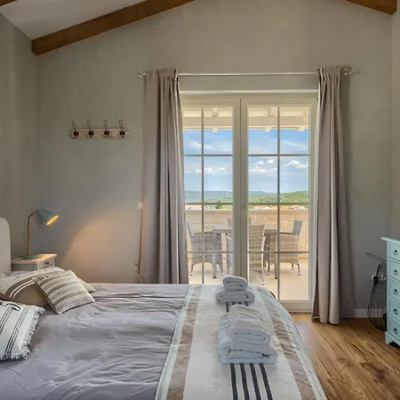 Luxury Monte With Pool In Vila