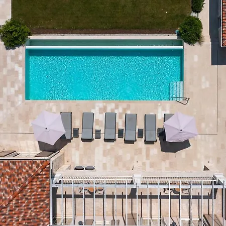 Luxury Monte With Pool In *