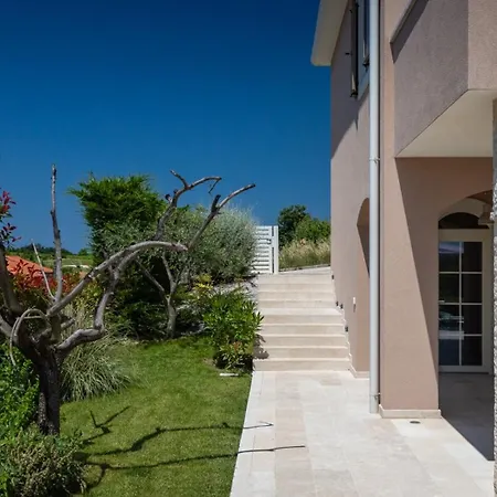 Vila Luxury Monte With Pool In