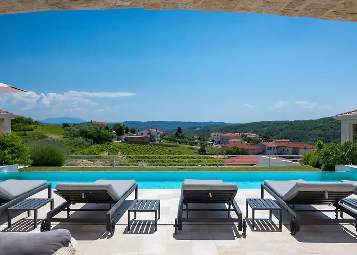 Luxury Monte With Pool In Villa