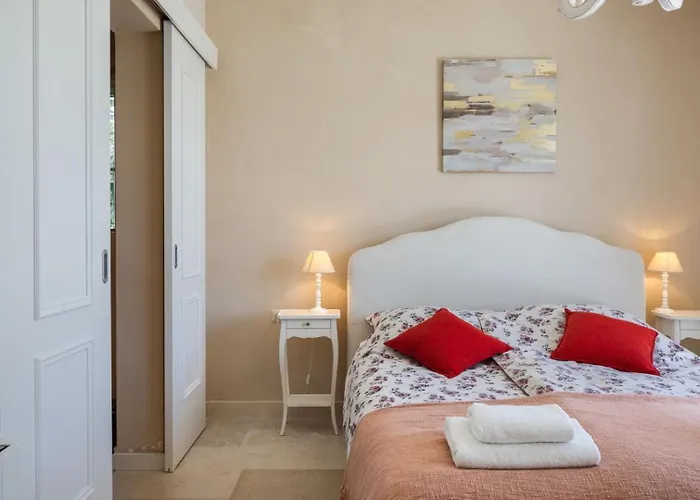 Luxury Monte With Pool In Villa Vižinada