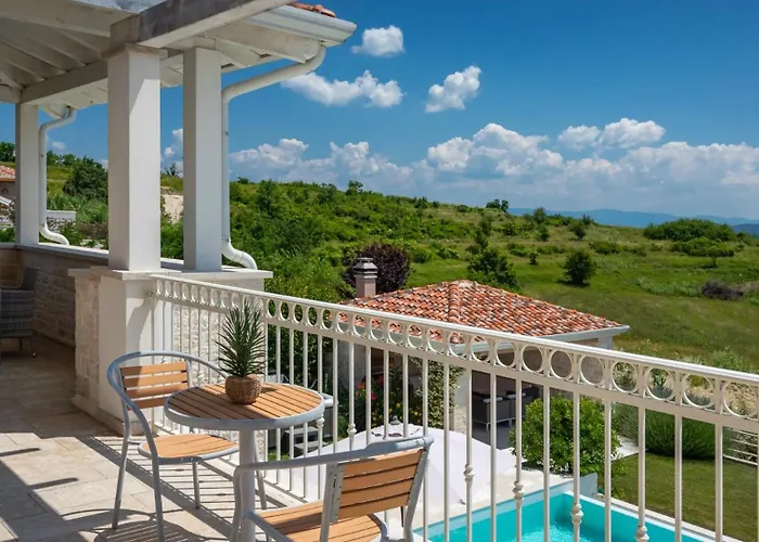 Luxury Monte With Pool In Villa Vižinada