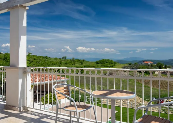 Luxury Monte With Pool In *