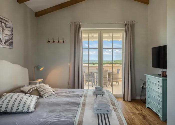 Luxury Monte With Pool In Villa