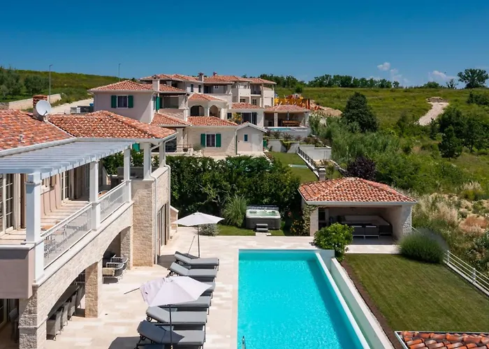 Luxury Monte With Pool In Villa Vižinada