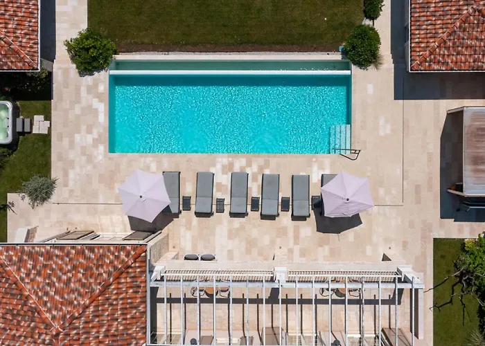 Luxury Monte With Pool In *